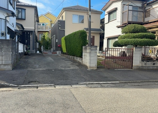 【前面道路含む現地写真】 | 道幅が広い場所は日当たりや風通が良好です。幅が広いのですれ違いも可能ですし大きな車でも駐車可能！一方で、大型車が通ることも多くなるため交通量の増加により騒音に繋がります。また土地の値段が高くなります。