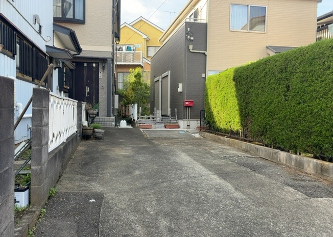 【庭】 | 庭があることでガーデニングや家庭菜園はもちろん、こどもの遊び場やペットを放して遊ぶことができます。また、家の周囲に余裕があるということです。隣地との間があれば、十分な日当たりと、風通しが確保できます。