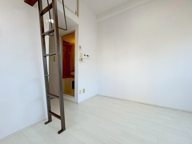 新大阪OMパレスの洋室