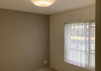 【洋室】 | 鶴川２丁目住宅１１－１０号棟 | 洋室のメリットは重い家具が置きやすく、身の回りが整理しやすいことです。 床がフローリングのため畳とは異なり凹みにくいです。 クローゼットなど収納が豊富で、普段使わない旅行カバンや服の整頓も簡単にです。