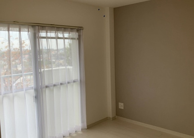 【寝室】 | 鶴川２丁目住宅１１－１０号棟 | 寝室でゆっくりと過ごすためにはベッド周りの適度な空間を担保することや窓の位置、照明の明るさ、寝室の広さなどを考える必要があります。自身や家族の構成とライフスタイルに併せて寝室にする部屋を選びましょう！