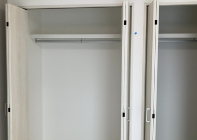 【収納】 | 鶴川２丁目住宅１１－１０号棟 | デザイン性を重視しすぎて収納が少なかった！なんてことにならないため、事前に現地で収納の数を確認しておくことをお勧めします。クローゼット以外にも床下収納や屋根裏収納、パントリーなどもチェックしましょう。