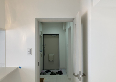 【内装】 | 鶴川２丁目住宅１１－１０号棟 | 内装はとにかくおしゃれなものがいい！と選ぶ前に、まず住んだ後のことを想像してみましょう。住んでみたらコンセントの位置が悪くて使いにくいなど出てきます。事前にどの家電をどこに置くか想定しておきましょう。