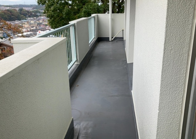 【バルコニー】 | 鶴川２丁目住宅１１－１０号棟 | バルコニーは、室外の専用スペースのうち、「屋根がなく開放された空間」であるものを指します。ベランダより広いタイプのものが多く、日当たりもよいため家庭菜園などを楽しみたい人にとって適した環境となります。