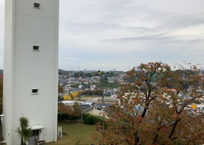 【展望】 | 鶴川２丁目住宅１１－１０号棟 | 眺望の良さを楽しめるダイニングキッチンで家族団らんの時間を過ごしてはいかがでしょうか。バルコニーから見える景色を家族で眺める時間は、時間が経つのを忘れてしまいそうですね。是非、現地を見に行きましょう！