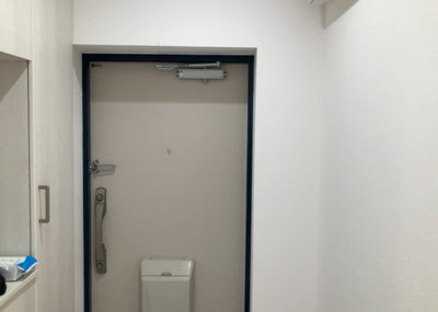 【玄関】 | 鶴川２丁目住宅１１－１０号棟 | 玄関は家の顔でもあり、家族以外の目にも止まる場所です。玄関は外との間を仕切る扉、靴などをしまっておく収納スペース、靴脱ぎのたたきスペース、来客とのやり取りをするドアホンなど複数のアイテムからなります。