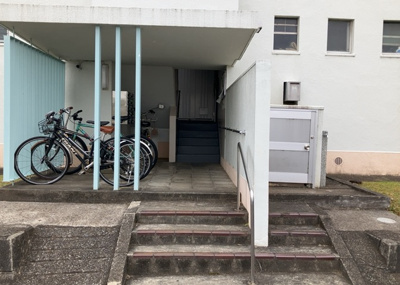 【エントランス】 | 鶴川２丁目住宅１１－１０号棟 | マンションのエントランスには、もともと風よけや防犯の役割がありますが、マンションによって宅配ボックスなどの設備が備わっている所もあります。日々の生活をイメージしながら生活しやすさをチェックしましょう。