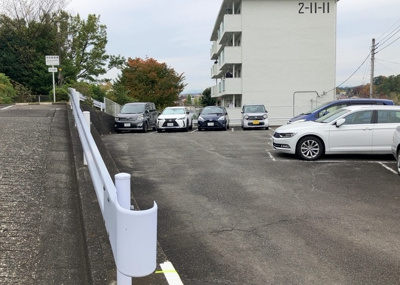 【駐車場】 | 鶴川２丁目住宅１１－１０号棟 | 車一台あたりに必要なスペースは、標準サイズの普通自動車で横幅2m50cm、長さ5mは必要になります。ただし、乗降のことも考慮して横幅3m30cm、長さ5m50cmほどは確保できるところを選びましょう。