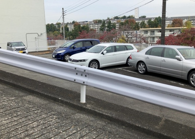 【駐車場】 | 鶴川２丁目住宅１１－１０号棟 | 駐車場と明記されていても、最小スペースでつくられた駐車場だと大型車は駐車できなかったり、出入りしにくくなったりする可能性があります。お車のサイズと購入したい物件の駐車場のサイズを現地で確認しましょう。