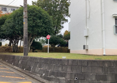 【庭】 | 鶴川２丁目住宅１１－１０号棟 | 物件によっては、入居者が個人的に使用できる専用庭がついているものもあります。また、住宅の中にある土間の部分を庭と呼ぶこともあります。庭の用途は住む人によって変わり、それによってデザインもさまざまです。