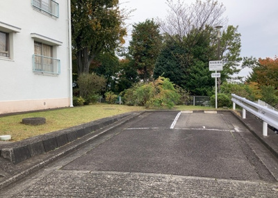 【中庭】 | 鶴川２丁目住宅１１－１０号棟 | 中庭（パティオ）とは、一つの建築物の内部に設けられた、壁などで囲われている庭のことを指します。コの字型、ロの字型が主流ですが、L字型の中庭もあります。最近では、インテリア性の高さからも人気があります。