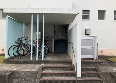 【受付】 | 鶴川２丁目住宅１１－１０号棟 | 受付はマンションコンシェルジュがいる場合もあれば、管理人が滞在する小部屋を総称して呼ぶことがあります。主にエントランスに設置されていることから、防犯面でも期待ができます。防犯設備がない場合はより安心！