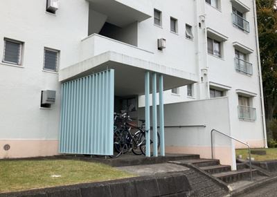 【外観】 | 鶴川２丁目住宅１１－１０号棟 | ラウンジは、マンションの共用スペースに椅子やテーブルなどを配置した利用者が寛げる空間です。屋内型ラウンジと屋外型ラウンジがあります。共用部分の管理状況と合わせて、詳細については現地でご確認ください。