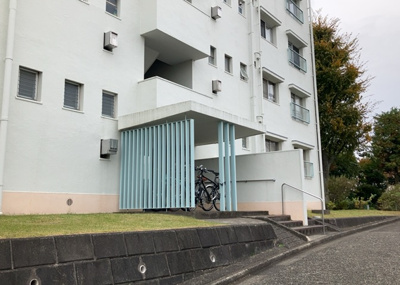 【ロビー】 | 鶴川２丁目住宅１１－１０号棟 | ロビーというと、エントランスと何がちがうの？と思いますよね。実はロビーとエントランスには明確な決まりはありません。物件によっては、エントランスを入って広がるある程度の広さのある空間がロビーとなります。