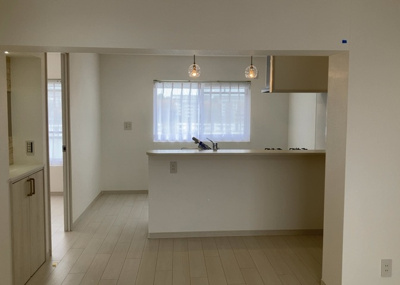 【ダイニング】 | 鶴川２丁目住宅１１－１０号棟 | ダイニングは、食事や家族の団らんスペースとしてだけではなく、ほかの用途としても使用することができます。ダイニングテーブルを置き、食事のためのスペースを作ることでリビングとの差別化を図ることができます。