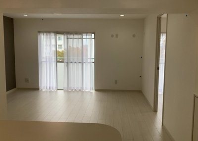 【居間・リビング】 | 鶴川２丁目住宅１１－１０号棟 | リビングの間取りの種類は大きくわけてリビングとダイニングが別になっているタイプ、リビングダイニング一体型です。どちらも一長一短ですので、家を選ぶ時はその両面をチェックして決めるようにしましょう。