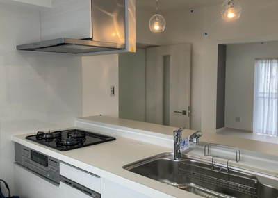 【キッチン】 | 鶴川２丁目住宅１１－１０号棟 | 標準的なシステムキッチンの横幅は、165cm～300cm程度です。2100・2400・2550・2700などミリ単位で表記されます。普段どのように料理をするのかを想定しながら合ったサイズを選びましょう