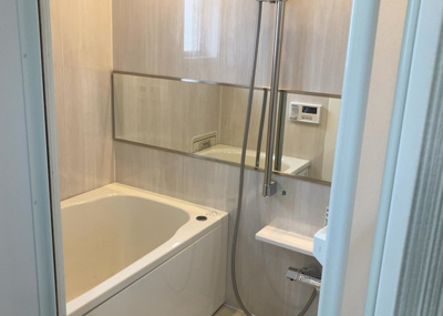 【浴室】 | 鶴川２丁目住宅１１－１０号棟 | 入浴時の快適さも大事なことですが、綺麗な状態を維持できなければ気持ちよく入浴できません。毎日の掃除が楽という点は大事なポイントになります！カビが生えにくく掃除がしやすい、壁や浴槽を選ぶといいでしょう。