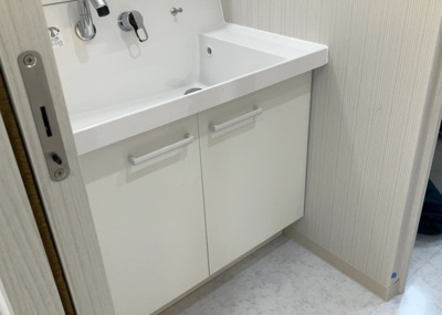 【脱衣所】 | 鶴川２丁目住宅１１－１０号棟 | 洗面脱衣所は「体を綺麗に整える場所」という目的と役割を持っています。そして便利で使い勝手のいい「体を綺麗に整える場所」にするためには、配置や動線、照明や収納計画をしっかりと検討しておく必要があります。