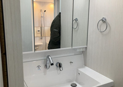 【独立洗面台】 | 鶴川２丁目住宅１１－１０号棟 | 洗面化粧台では顔を洗ったり、身だしなみを整えることが本来の使い方ですが、用途によっては洗面化粧台に求められる機能が違ってくるため、ご自身や家族のライフスタイルに合ったものを選ぶことをおすすめ致します。