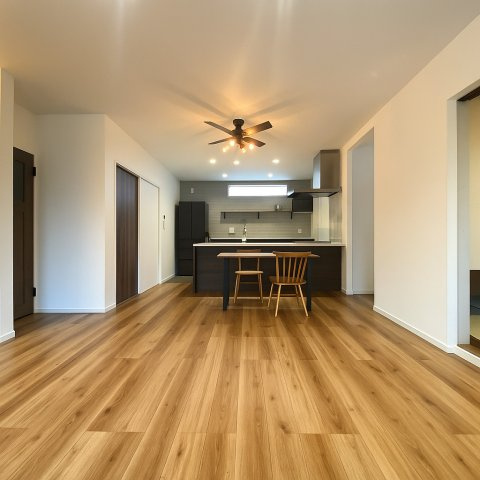 【居間・リビング】 | 東区戸島5丁目 | ※現地は居住中のため、荷物が残っています