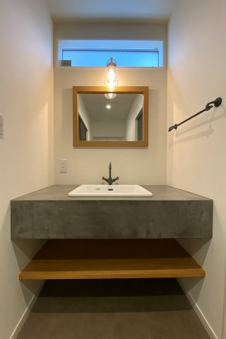 【洗面所】 | 東区戸島5丁目 | ※現地は居住中のため、荷物が残っています