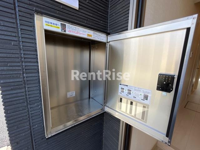 カーサグリチネのエントランス|宅配ボックス