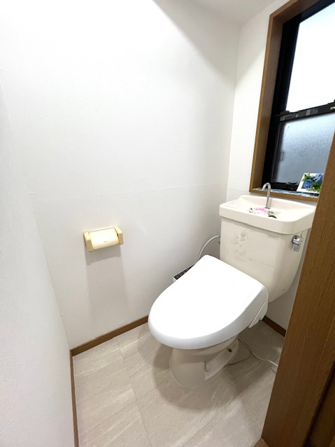 神戸市垂水区多聞台中古戸建のトイレ