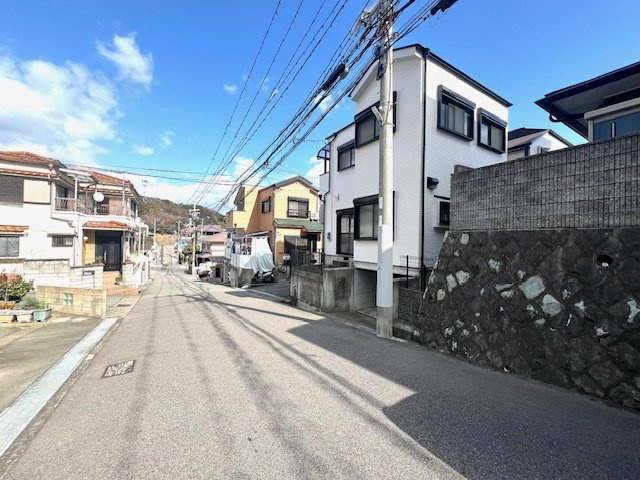 神戸市垂水区多聞台中古戸建の前面道路含む現地写真