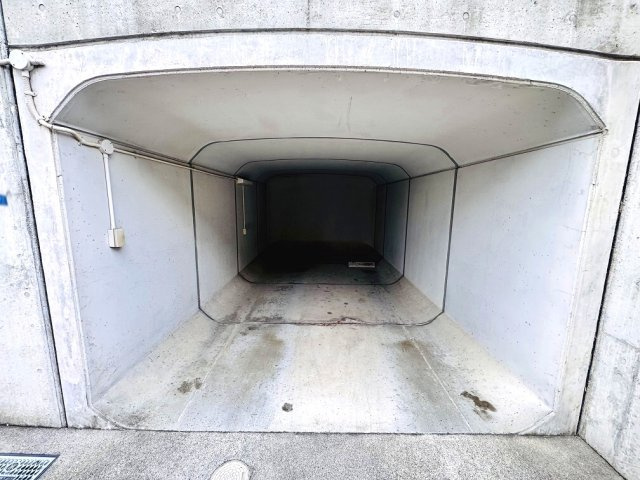 【駐車場】 | 和光市下新倉4丁目　中古一戸建住宅　（成増店） | 大切なお車を雨や風から守ることのできる地下車庫