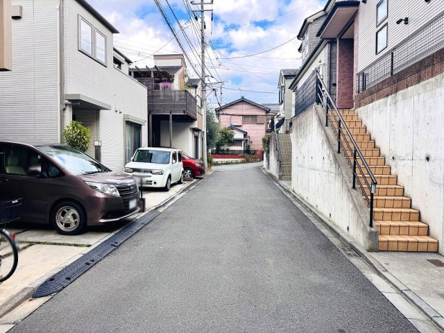 【前面道路含む現地写真】 | 和光市下新倉4丁目　中古一戸建住宅　（成増店） | 住環境の良さが魅力の住まい
