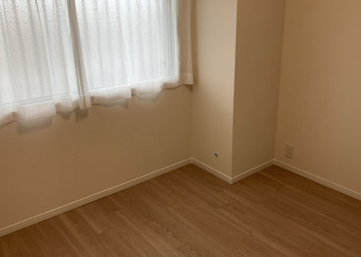 【寝室】 | 三協鶴間ガーデンハウス | 寝室でゆっくりと過ごすためにはベッド周りの適度な空間を担保することや窓の位置、照明の明るさ、寝室の広さなどを考える必要があります。自身や家族の構成とライフスタイルに併せて寝室にする部屋を選びましょう！