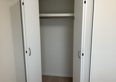 【収納】 | 三協鶴間ガーデンハウス | デザイン性を重視しすぎて収納が少なかった！なんてことにならないため、事前に現地で収納の数を確認しておくことをお勧めします。クローゼット以外にも床下収納や屋根裏収納、パントリーなどもチェックしましょう。