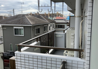 【バルコニー】 | 三協鶴間ガーデンハウス | バルコニーは、室外の専用スペースのうち、「屋根がなく開放された空間」であるものを指します。ベランダより広いタイプのものが多く、日当たりもよいため家庭菜園などを楽しみたい人にとって適した環境となります。