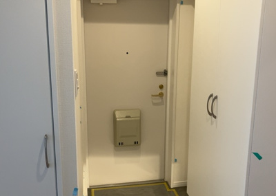 【玄関】 | 三協鶴間ガーデンハウス | 玄関は家の顔でもあり、家族以外の目にも止まる場所です。玄関は外との間を仕切る扉、靴などをしまっておく収納スペース、靴脱ぎのたたきスペース、来客とのやり取りをするドアホンなど複数のアイテムからなります。