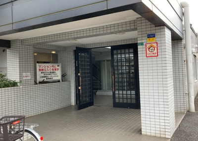 【エントランス】 | 三協鶴間ガーデンハウス | マンションのエントランスには、もともと風よけや防犯の役割がありますが、マンションによって宅配ボックスなどの設備が備わっている所もあります。日々の生活をイメージしながら生活しやすさをチェックしましょう。