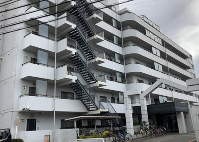 【外観】 | 三協鶴間ガーデンハウス | 外観はマンション管理がされているかの目安になります。築年数が古いと、壁面は劣化してひび割れが生じることも！建物が古びていても細かいところが修繕されていると、きちんと管理されているなぁと感じるでしょう。