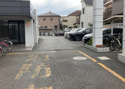 【駐車場】 | 三協鶴間ガーデンハウス | 車一台あたりに必要なスペースは、標準サイズの普通自動車で横幅2m50cm、長さ5mは必要になります。ただし、乗降のことも考慮して横幅3m30cm、長さ5m50cmほどは確保できるところを選びましょう。