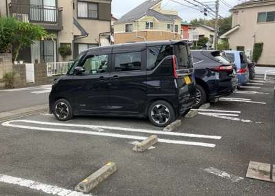 【駐車場】 | 三協鶴間ガーデンハウス | 駐車場と明記されていても、最小スペースでつくられた駐車場だと大型車は駐車できなかったり、出入りしにくくなったりする可能性があります。お車のサイズと購入したい物件の駐車場のサイズを現地で確認しましょう。