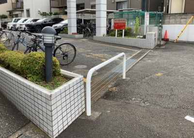 【中庭】 | 三協鶴間ガーデンハウス | 中庭（パティオ）とは、一つの建築物の内部に設けられた、壁などで囲われている庭のことを指します。コの字型、ロの字型が主流ですが、L字型の中庭もあります。最近では、インテリア性の高さからも人気があります。