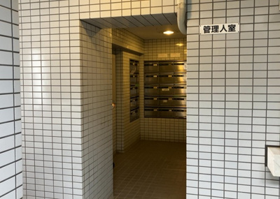 【設備】 | 三協鶴間ガーデンハウス | エントランス付近に設置されている集合ポストは、住んでいる部屋と離れているため、ポストをあさるなど誰かに何かされていても被害に気づきにくいです。入居する時には他人に特定されにくい番号で鍵をかけましょう！