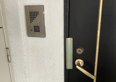 【防犯設備】 | 三協鶴間ガーデンハウス | 当然のことではありますが、オートロックやセンサーライト、ホームセキュリティーなどの防犯設備があれば、小さいお子様がいるご家庭も安心ですよね！まず物件購入の際は、防犯設備もチェックするようにしましょう。