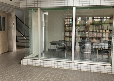 【ロビー】 | 三協鶴間ガーデンハウス | ロビーというと、エントランスと何がちがうの？と思いますよね。実はロビーとエントランスには明確な決まりはありません。物件によっては、エントランスを入って広がるある程度の広さのある空間がロビーとなります。