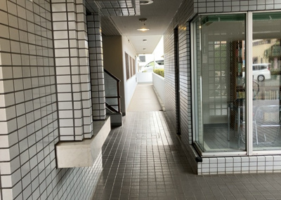 【その他共用部分】 | 三協鶴間ガーデンハウス | 共有部分は、住民なら誰もが使える設備のこと。例えば駐車場やエレベーター、インターネット設備、セキュリティ設備などがあります。他にも、マンションの廊下・外部階段やエントランス・ゴミ置き場などがあります。