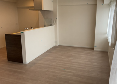 【キッチン】 | 三協鶴間ガーデンハウス | L型アイランドタイプは、キッチンからダイニングにもリビングにも目が行き届くので、とても使いやすい配置です。L字型独立タイプは、キッチンを独立させてるためLDKというよりもLDといった様なイメージです。