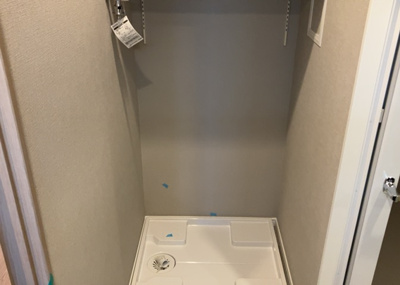 【ランドリースペース】 | 三協鶴間ガーデンハウス | ランドリースペースも気になります。洗濯機置場があり「洗う、干す、取り込む、アイロンがけ、たたむ」など、洗濯に関する家事をするための空間です。広さや収納など付帯設備も含めて、詳細は現地でご確認ください。