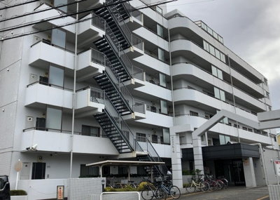 【外観】 | 三協鶴間ガーデンハウス | ＲＣ造、Reinforced Concreteは直訳すると補強されたコンクリートです。主に柱や梁・床・壁が鉄筋とコンクリートで構成おり、鉄筋を組んだ型枠にコンクリートを流し込んで固めたものを指します。