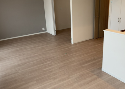 【居間・リビング】 | 三協鶴間ガーデンハウス | 直線タイプはLとDKを一直線に並べた形で対面キッチンのタイプです。一般的なのでよく見かけるかもしれません。直線タイプに似た直接アイランドタイプは、キッチンとダイニングの間に壁がない分広く感じられます。