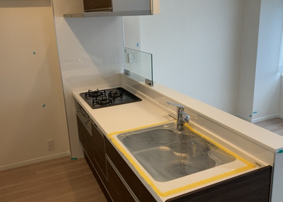 【キッチン】 | 三協鶴間ガーデンハウス | 標準的なシステムキッチンの横幅は、165cm～300cm程度です。2100・2400・2550・2700などミリ単位で表記されます。普段どのように料理をするのかを想定しながら合ったサイズを選びましょう