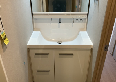 【独立洗面台】 | 三協鶴間ガーデンハウス | 洗面化粧台では顔を洗ったり、身だしなみを整えることが本来の使い方ですが、用途によっては洗面化粧台に求められる機能が違ってくるため、ご自身や家族のライフスタイルに合ったものを選ぶことをおすすめ致します。